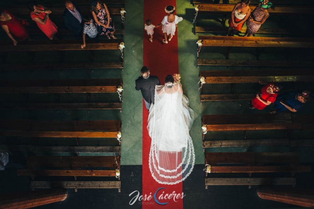 entrada de los novios siguiendo protocolo religioso