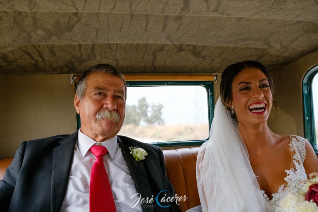 entrada de la novia en boda captada por Jose Cáceres Fotografía