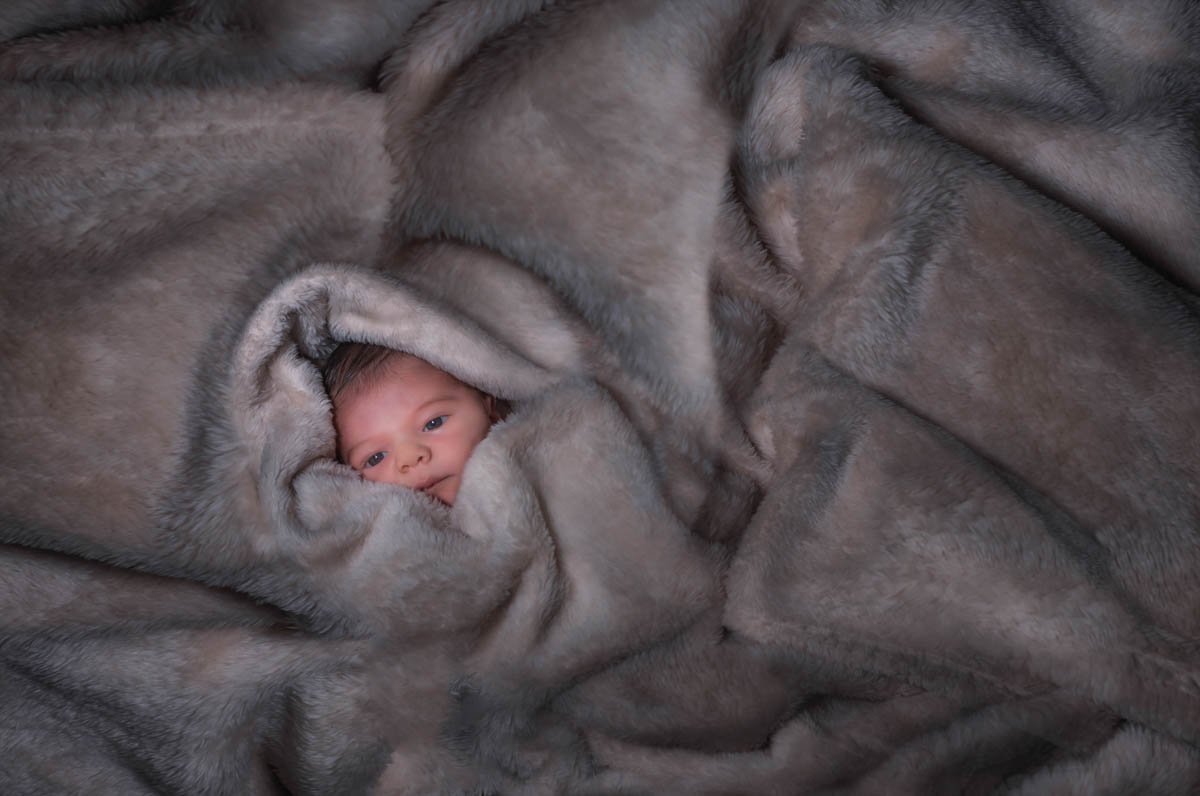 Fotos naturales de bebé de un mes en estudio fotográfico de Jerez