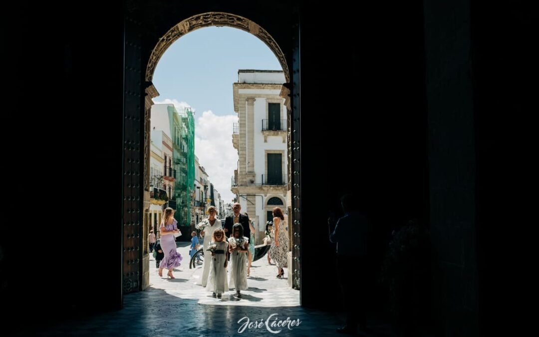 ¿donde se coloca papa a la entrada de la boda ?