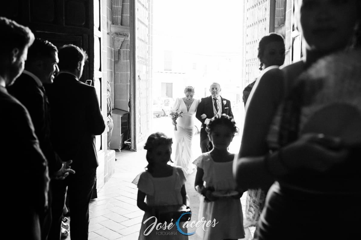 Novia entrando en la iglesia acompañada del padrino