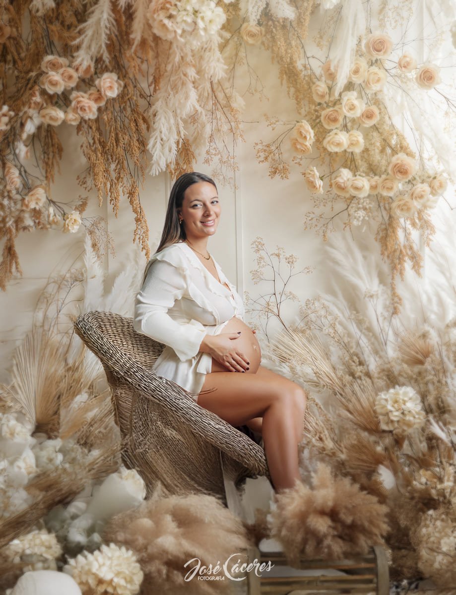 🌟 Sesión de Embarazo en Estudio – Elegancia y Emoción en Jerez
