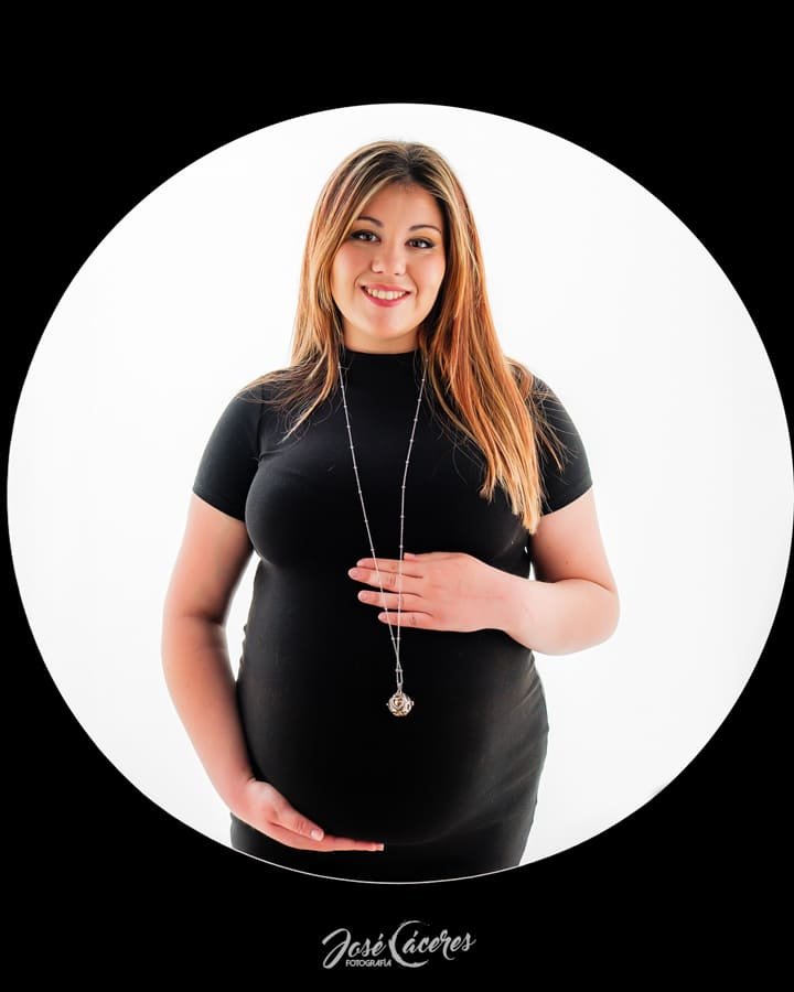 🖤 Sesión Premamá en Estudio – Emoción y Belleza en la Sombra