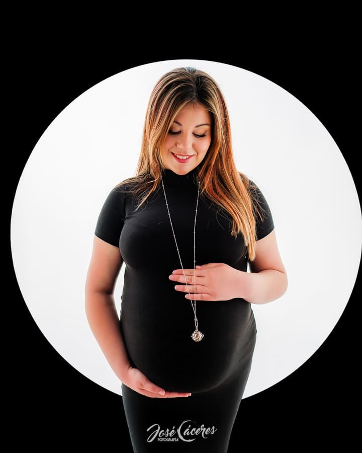 🖤 Sesión Premamá en Estudio – Emoción y Belleza en la Sombra