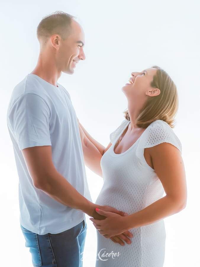 Fotografía de embarazo en Jerez con pareja en estudio