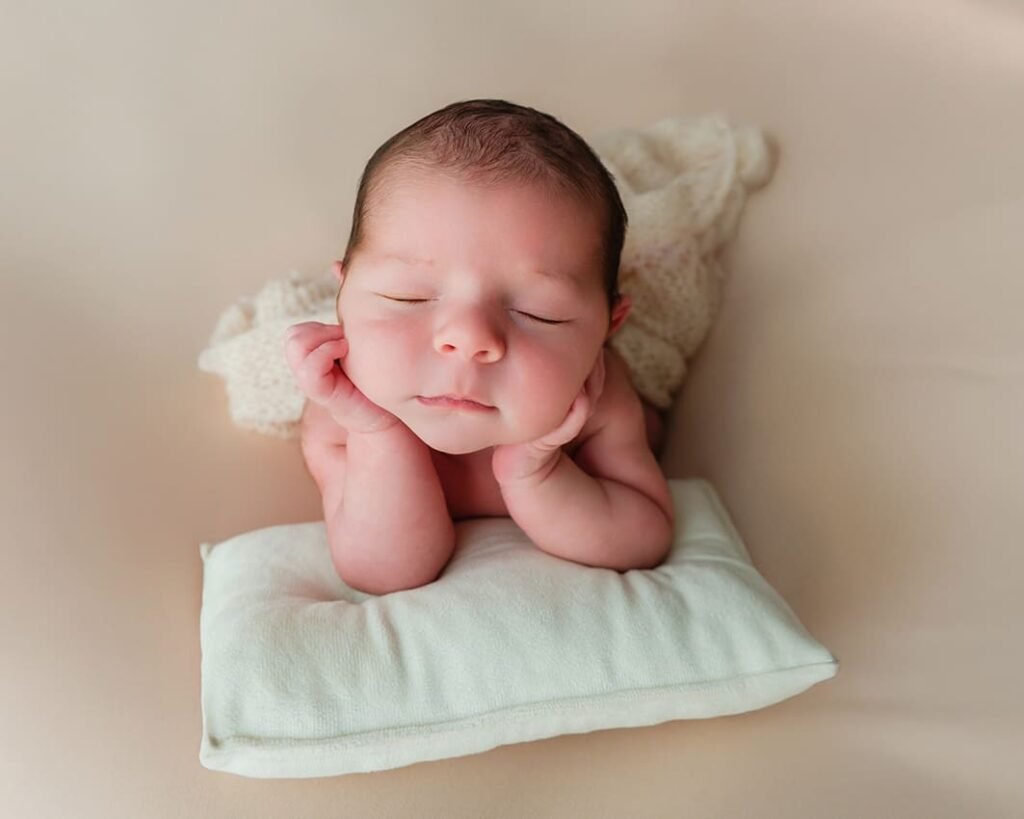 Bebé dormido sobre puff de fotografía newborn en estudio José Cáceres Jerez