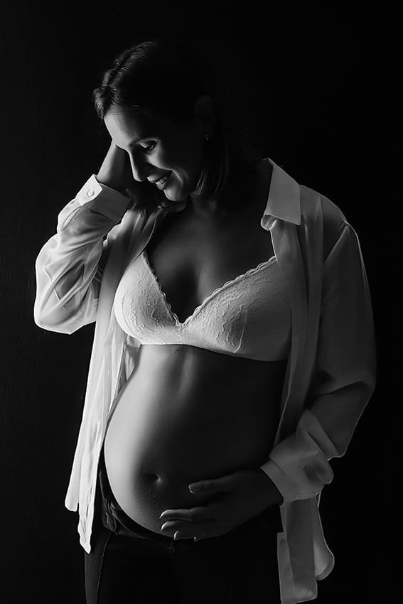 Fotografía de embarazo en estudio en Jerez de la Frontera, Cádiz (1) La ternura de la espera, retratada con elegancia en nuestro estudio