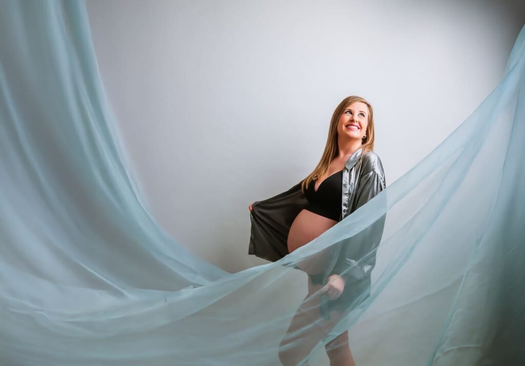 Sesión premamá en Jerez con conjunto negro y telas artísticas del estudio