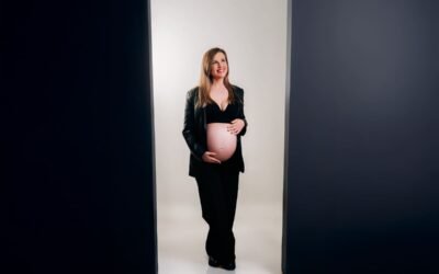 Sesión de fotos de embarazo en estudio en Jerez y provincia de Cádiz — Fondo blanco y negro