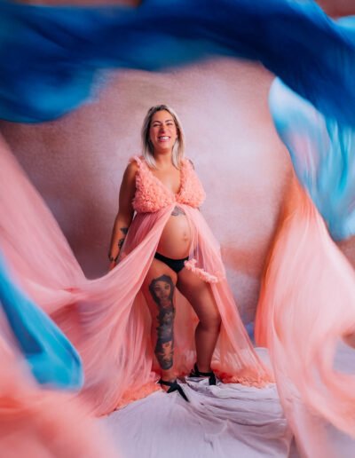 Sesión premamá en Jerez con telas flotantes y retoque fotográfico profesional