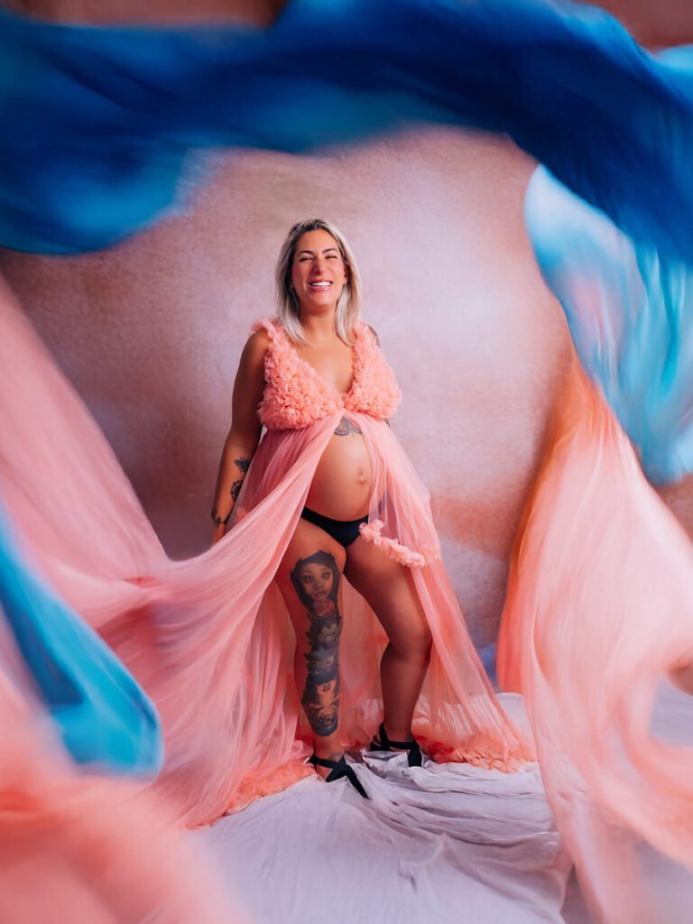 Sesión premamá en Jerez con telas flotantes y retoque fotográfico profesional