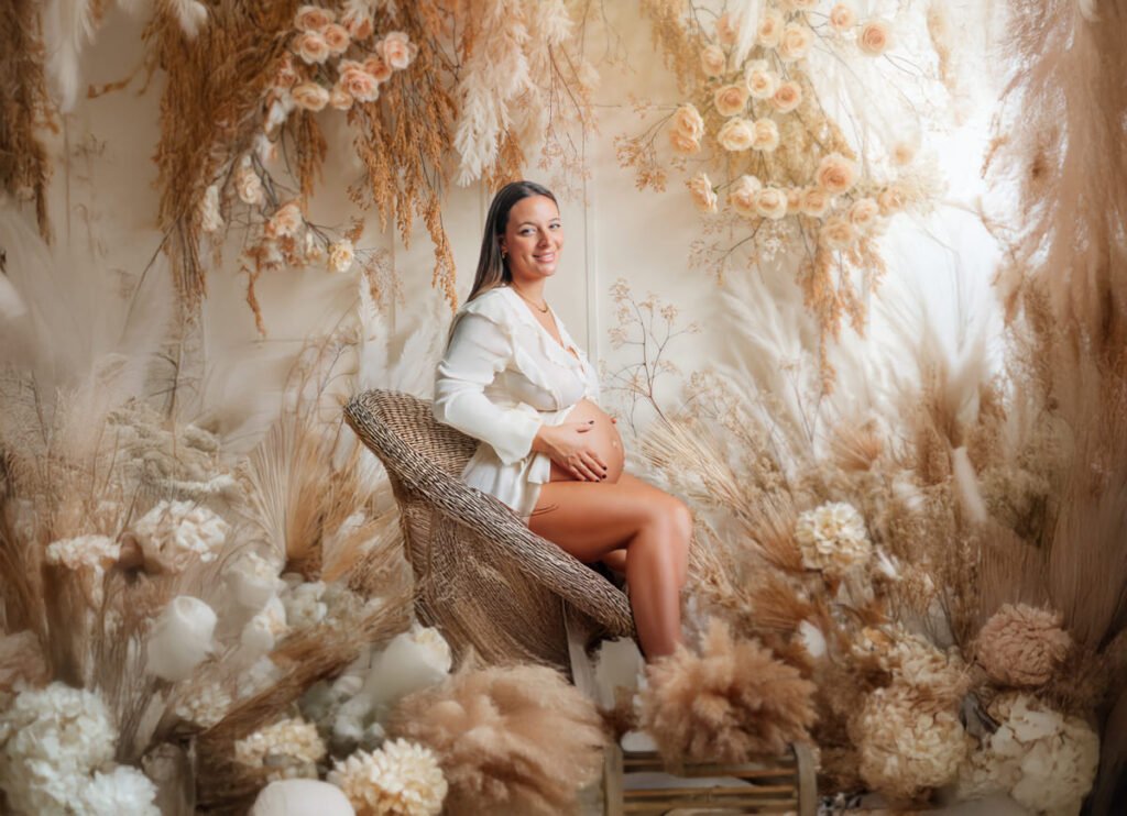 Fotografía de embarazo elegante en estudio en Jerez con ropa interior beige y luz suave