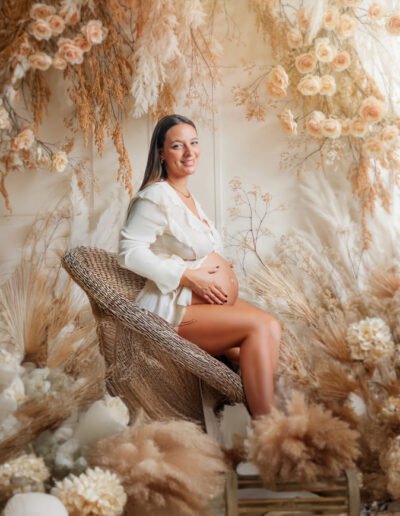 Fotografía de embarazo elegante en estudio en Jerez con ropa interior beige y luz suave
