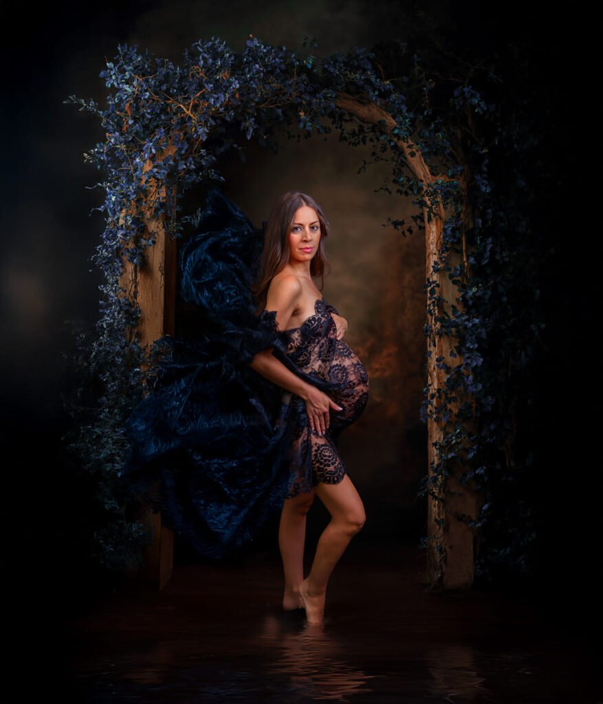 Embarazada posando en estudio en Jerez con conjunto negro y edición creativa