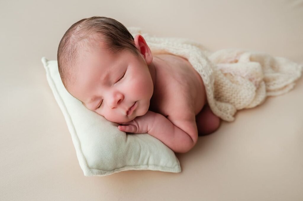 bebé recién nacido sobre puff en estudio Jerez