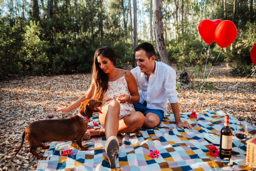José Cáceres fotografía una preboda original y relajada en Estella del Marqués, con elementos personales como vino y su mascota