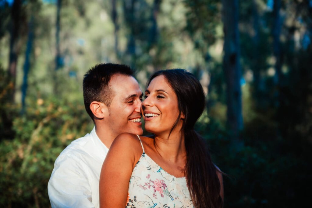 José Cáceres fotografía una preboda original y relajada en Estella del Marqués, con elementos personales como vino y su mascota