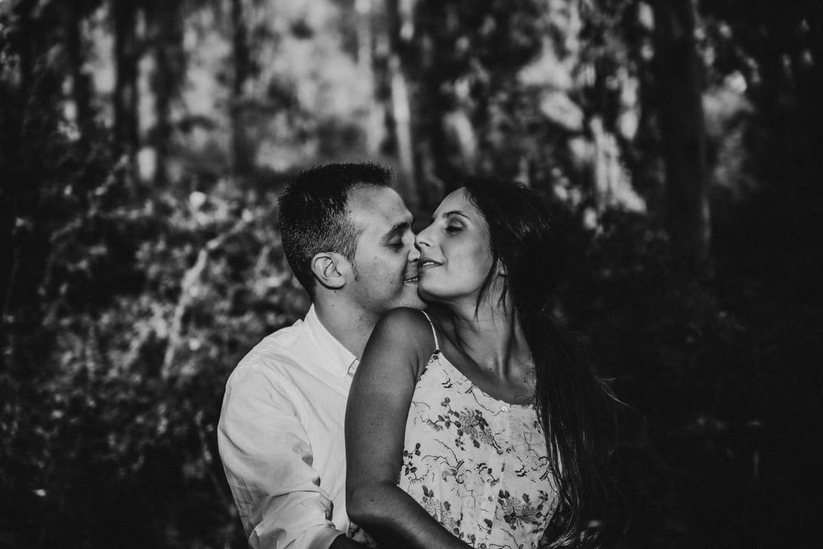 José Cáceres fotografía una preboda original y relajada en Estella del Marqués, con elementos personales como vino y su mascota