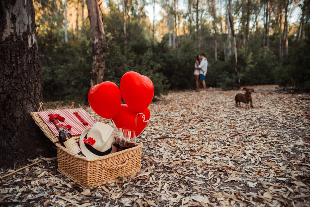 José Cáceres fotografía una preboda original y relajada en Estella del Marqués, con elementos personales como vino y su mascota