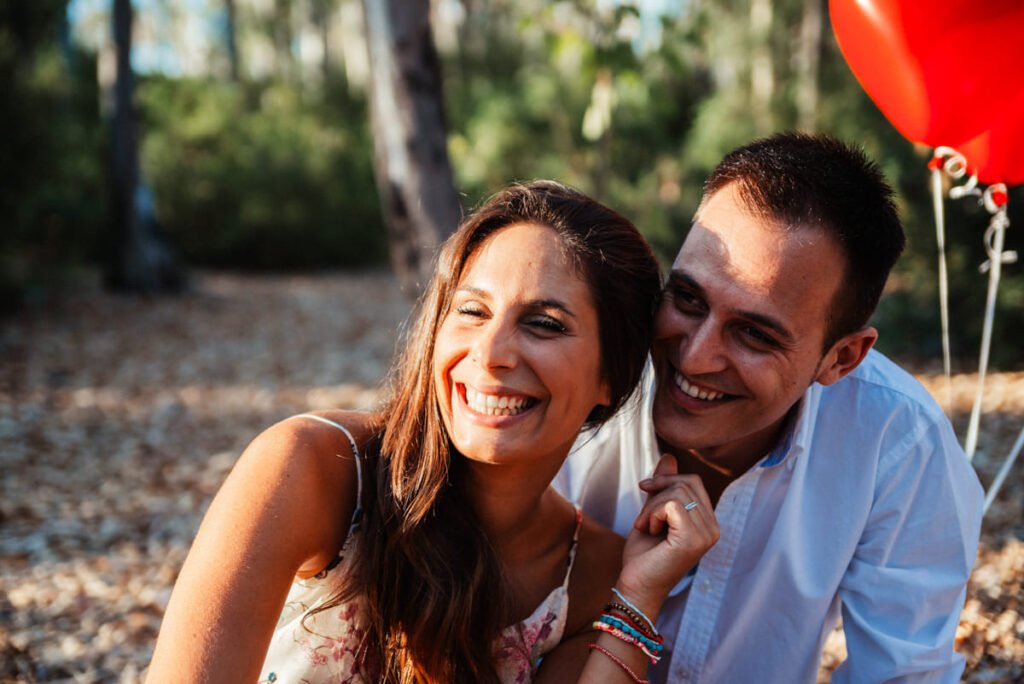José Cáceres fotografía una preboda original y relajada en Estella del Marqués, con elementos personales como vino y su mascota