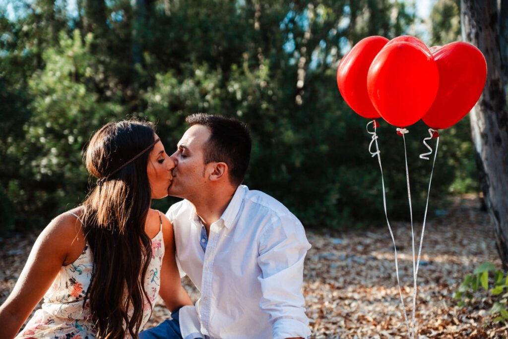 José Cáceres fotografía una preboda original y relajada en Estella del Marqués, con elementos personales como vino y su mascota