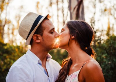 José Cáceres fotografía una preboda original y relajada en Estella del Marqués, con elementos personales como vino y su mascota