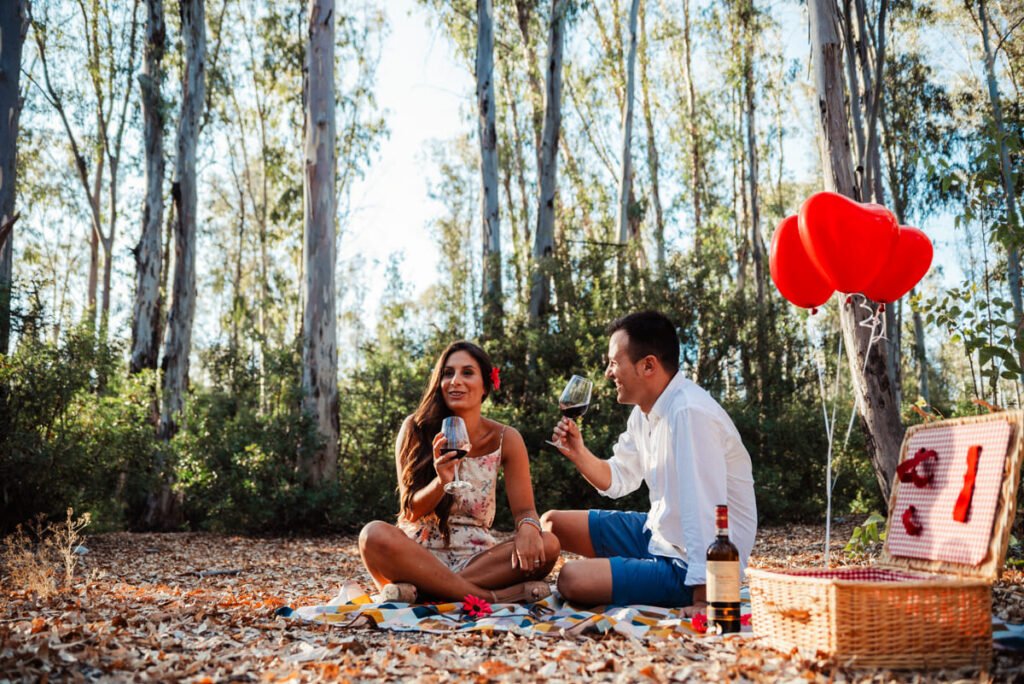 José Cáceres fotografía una preboda original y relajada en Estella del Marqués, con elementos personales como vino y su mascota