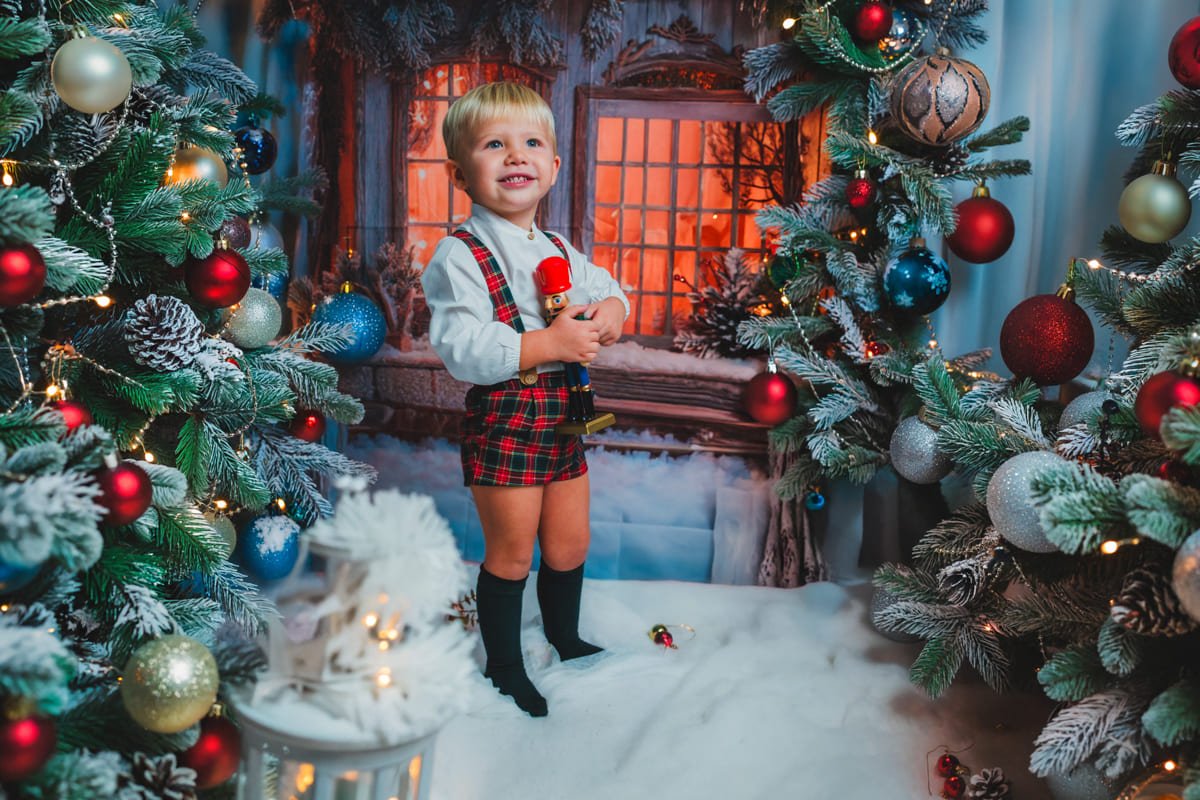 Familia posando en el escenario navideño 2025 de Estudio José Cáceres en Jerez Familia posando en el escenario navideño 2025 de Estudio José Cáceres en Jerez