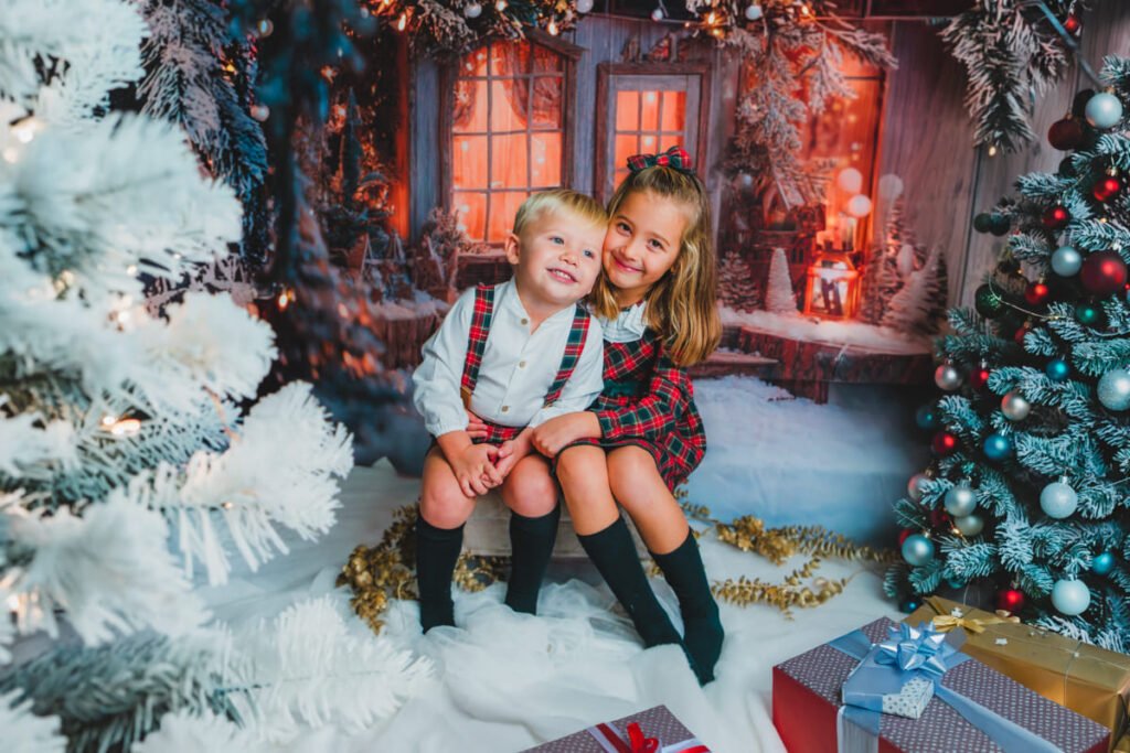 Fotografía infantil navideña en estudio profesional en Jerez con decoración clásica de Navidad