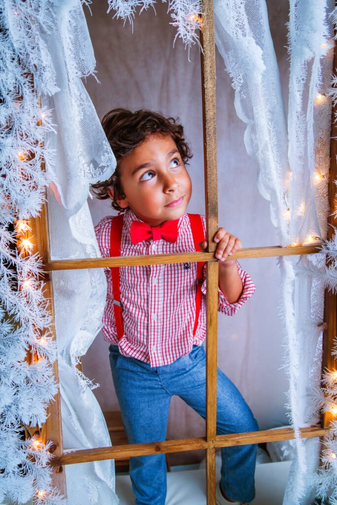 Sesión infantil de Navidad 2025 en Jerez en Estudio José Cáceres, ambiente cálido y festivo. 