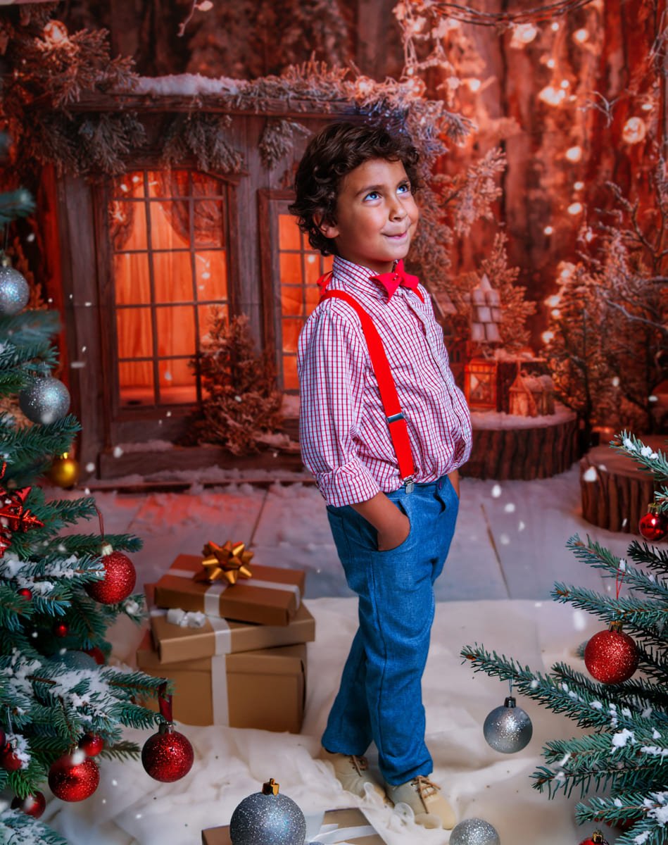 Niño posando en sesión navideña 2025 en estudio fotográfico profesional en Jerez Niño posando en sesión navideña 2025 en estudio fotográfico profesional en Jerez