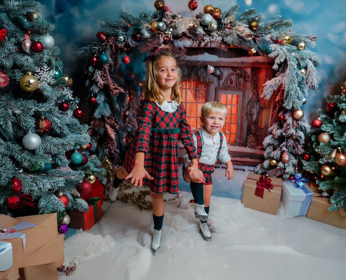 Retrato navideño de niños en estudio en Jerez con iluminación cálida y decoración elegante Retrato navideño de niños en estudio en Jerez con iluminación cálida y decoración elegante