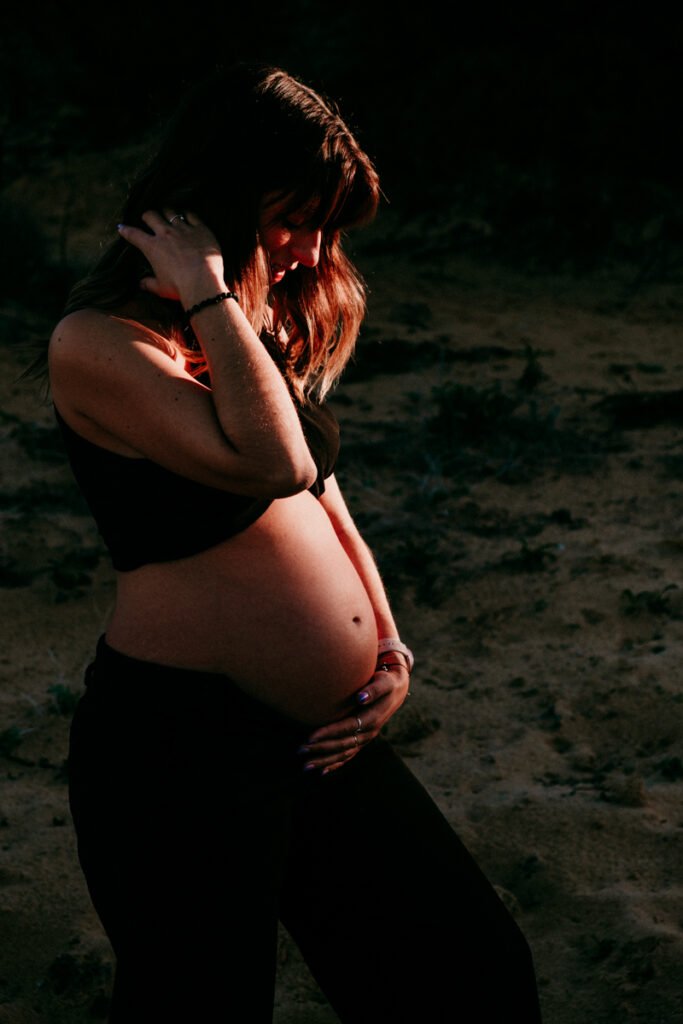 Reportaje premamá frente al Faro de Trafalgar en diciembre por José Cáceres.