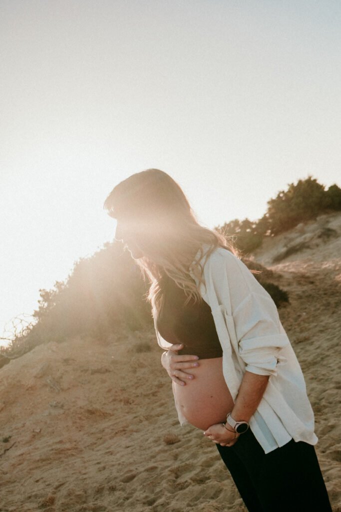 Reportaje premamá frente al Faro de Trafalgar en diciembre por José Cáceres.