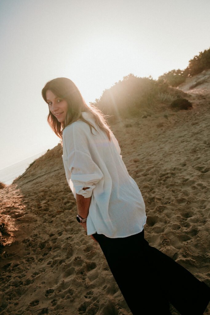 Pareja esperando un bebé paseando por la orilla de la playa de Barbate en invierno.
