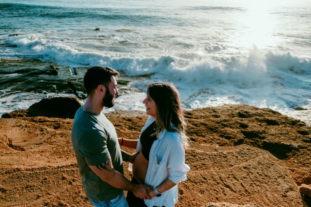 Sesión fotográfica de embarazo en la playa de Caños de Meca Cádiz al atardecer.