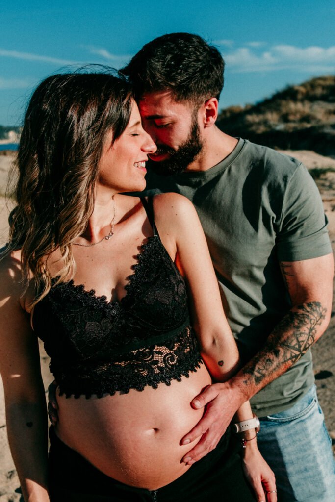 Sesión fotográfica de embarazo en la playa de Caños de Meca Cádiz al atardecer.