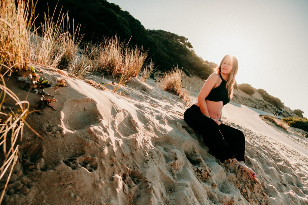 Reportaje premamá frente al Faro de Trafalgar en diciembre por José Cáceres.