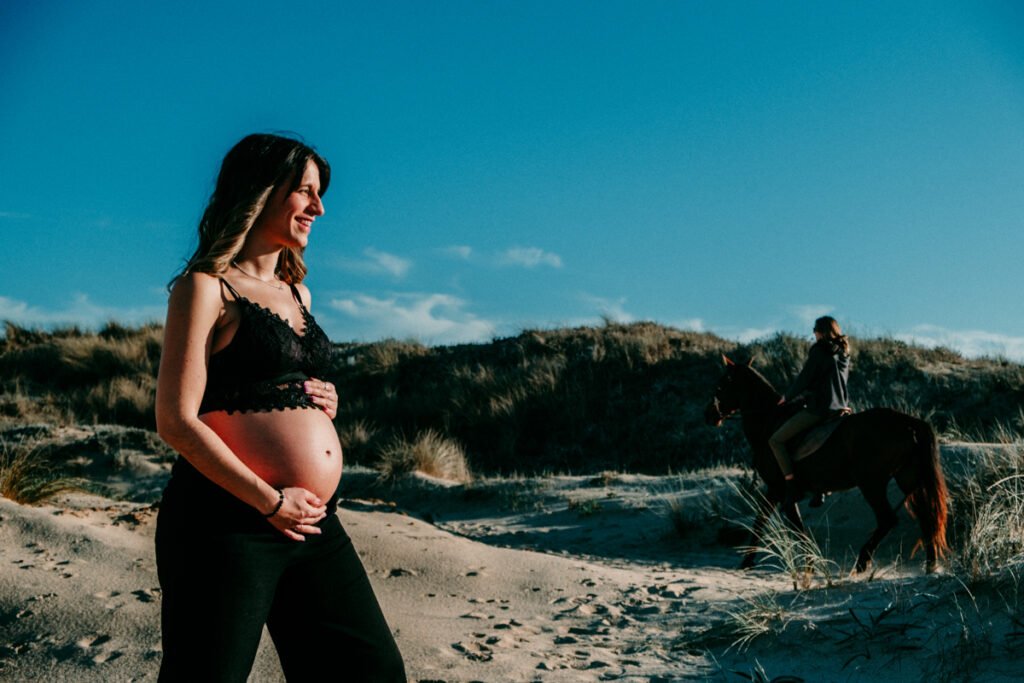 Sesión fotográfica de embarazo en la playa de Caños de Meca Cádiz al atardecer.