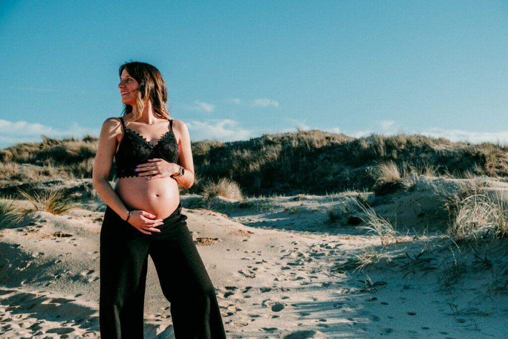 Sesión fotográfica de embarazo en la playa de Caños de Meca Cádiz al atardecer.