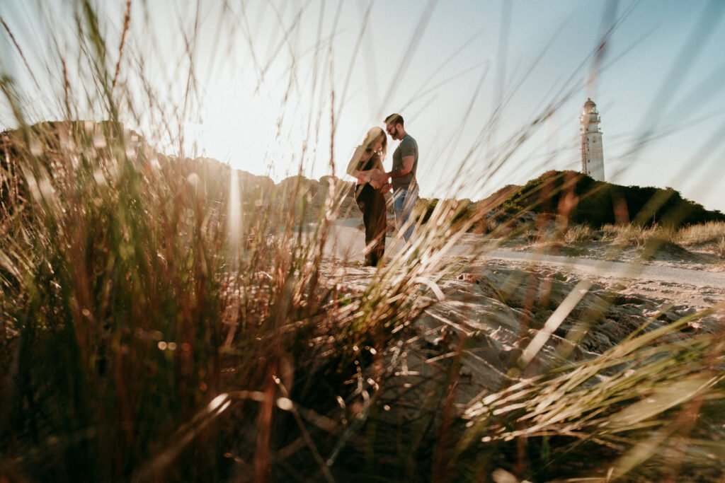 Reportaje premamá frente al Faro de Trafalgar en diciembre por José Cáceres.