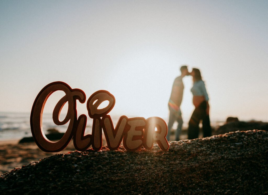 Luz cálida de diciembre en una sesión de fotos de embarazo en la costa de la Luz, Cádiz.