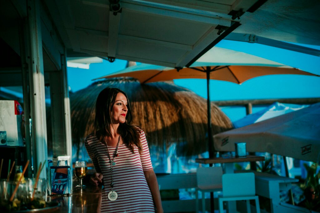 Novios brindando con mojitos en chiringuito de playa en Chiclana.