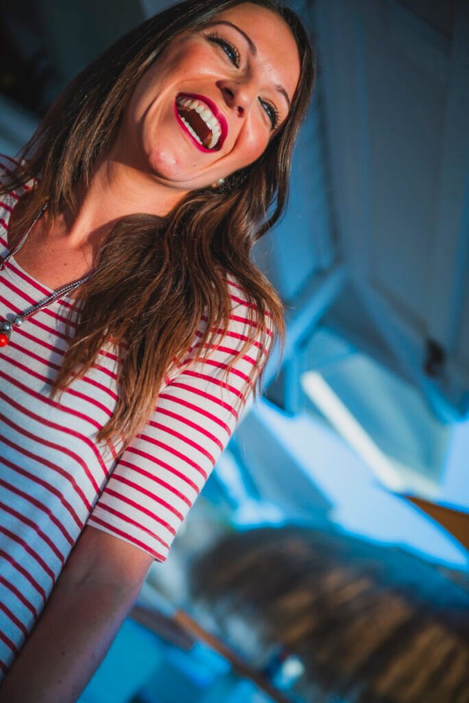 Novios brindando con mojitos en chiringuito de playa en Chiclana.
