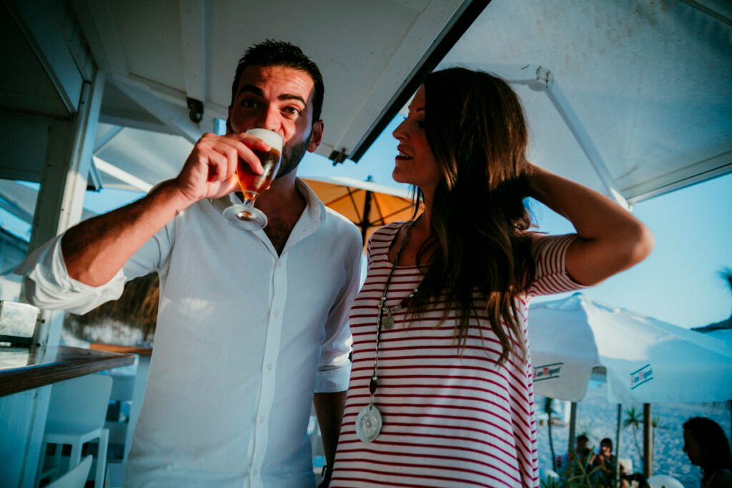 Novios brindando con mojitos en chiringuito de playa en Chiclana.