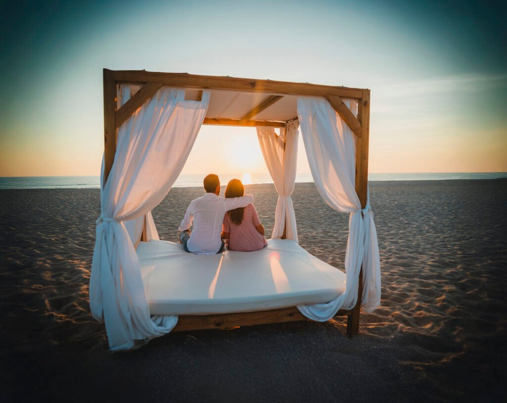 Fotógrafo de bodas en Cádiz capturando momentos espontáneos en Sancti Petri.