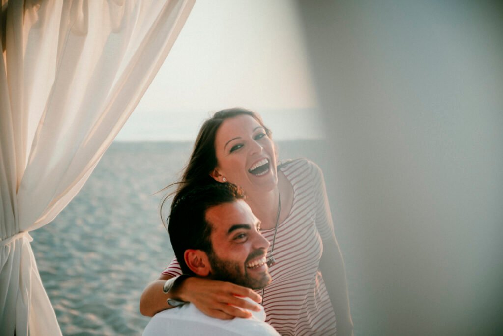 Fotógrafo de bodas en Cádiz capturando momentos espontáneos en Sancti Petri.