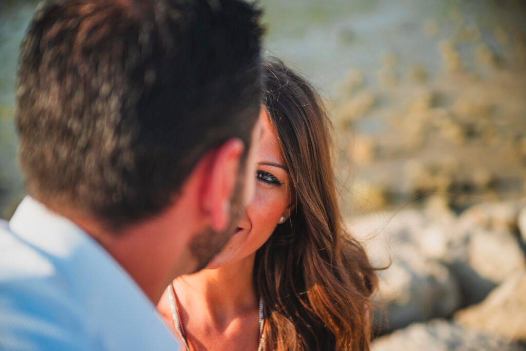 Fotógrafo de bodas en Cádiz capturando momentos espontáneos en Sancti Petri.