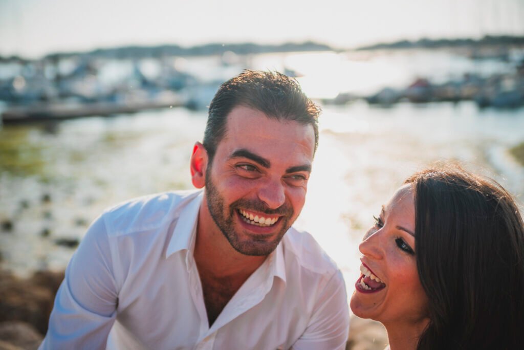 Fotógrafo de bodas en Cádiz capturando momentos espontáneos en Sancti Petri.