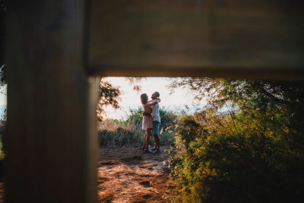 Fotógrafo de bodas en Cádiz capturando momentos espontáneos en Sancti Petri.